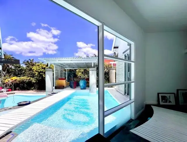 La piscine vue de l'intérieur, The N°41, Rivière Noire